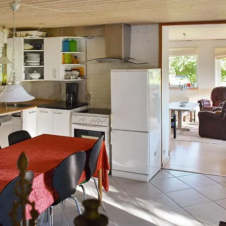 Three-bedroom Holiday In 1